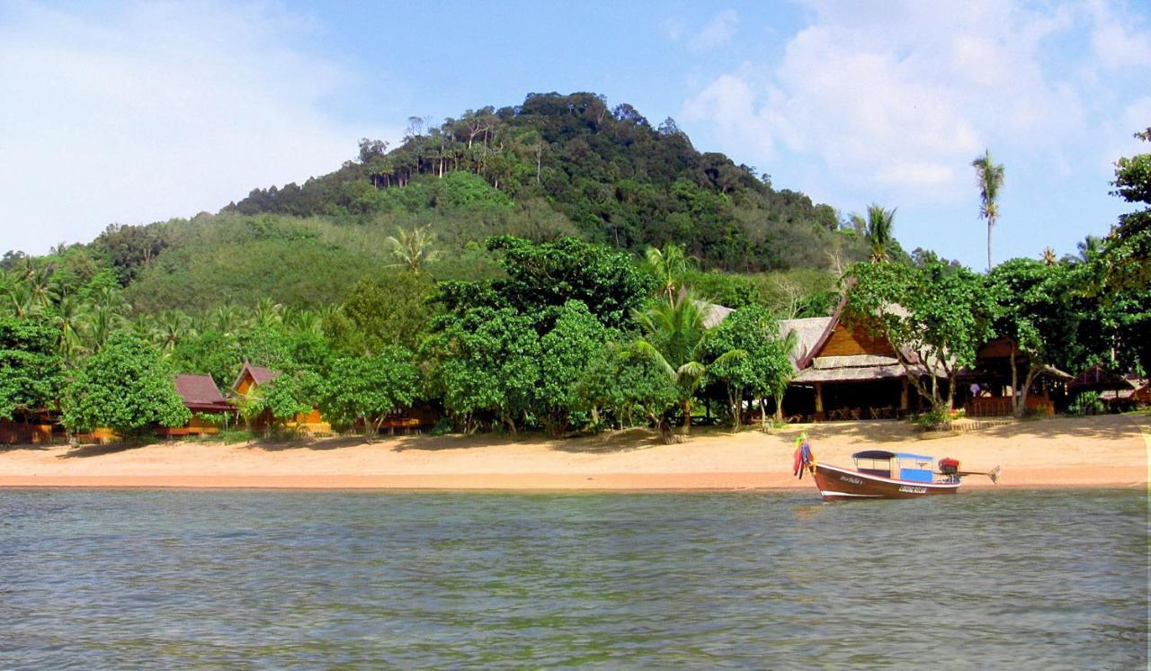 Libong Relax Beach Resort Trang Exterior photo